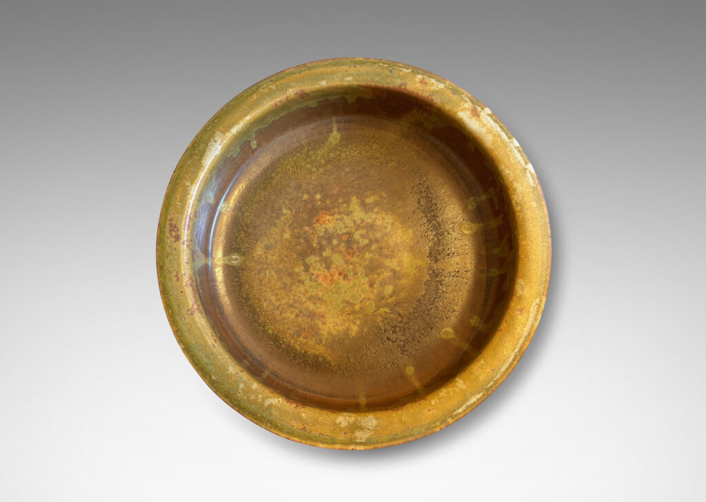 Gallery BAC flat bottom and upright sides with flange lip, glazed in a marvelous mottled warm brown with flowing mustard tone highlights around rim