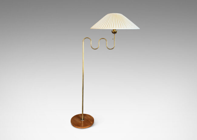 Gallery BAC wave form arm that rotates and folds in on itself, with slim stand and crenelated bobeche under socket, mounted on a wood disk base, with reproduction hand-sewn shade