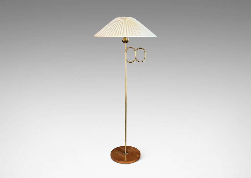 Gallery BAC wave form arm that rotates and folds in on itself, with slim stand and crenelated bobeche under socket, mounted on a wood disk base, with reproduction hand-sewn shade