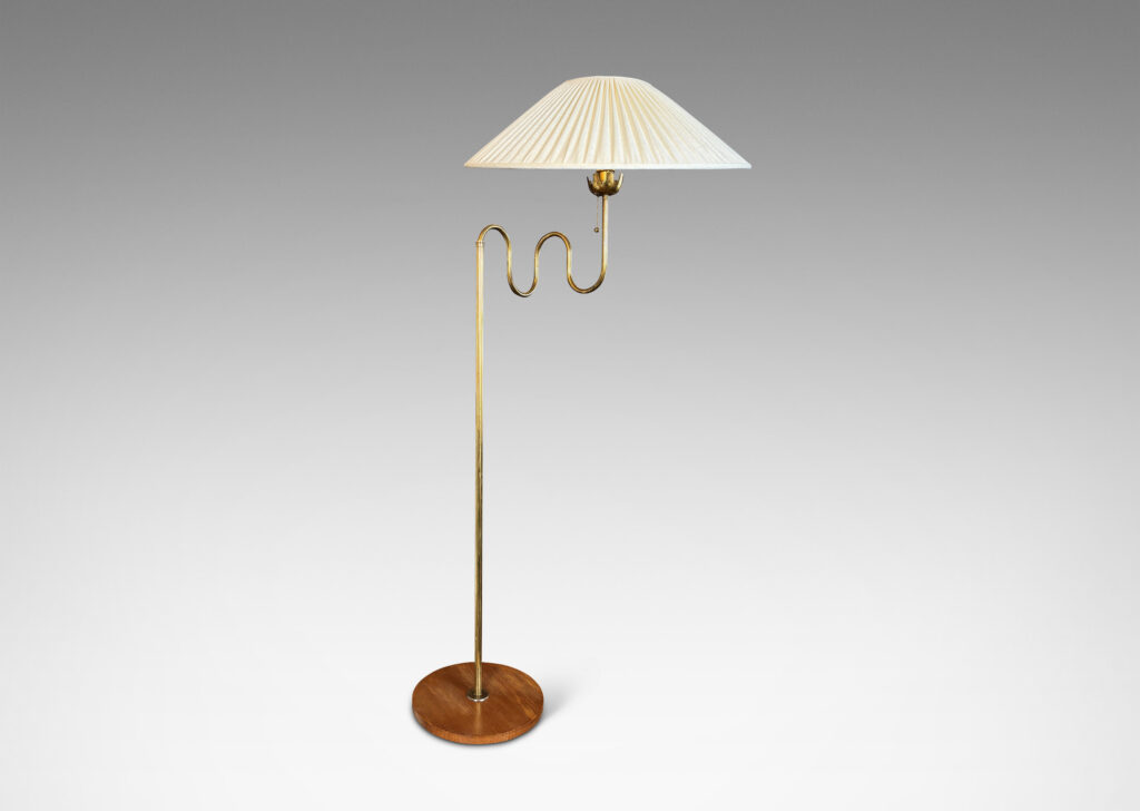 Gallery BAC wave form arm that rotates and folds in on itself, with slim stand and crenelated bobeche under socket, mounted on a wood disk base, with reproduction hand-sewn shade