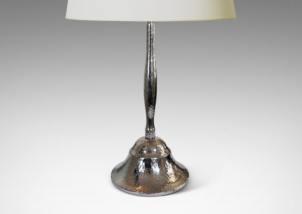 Gallery BAC swelling stand on a bell-form base, finished in a hammered texture; polished steel