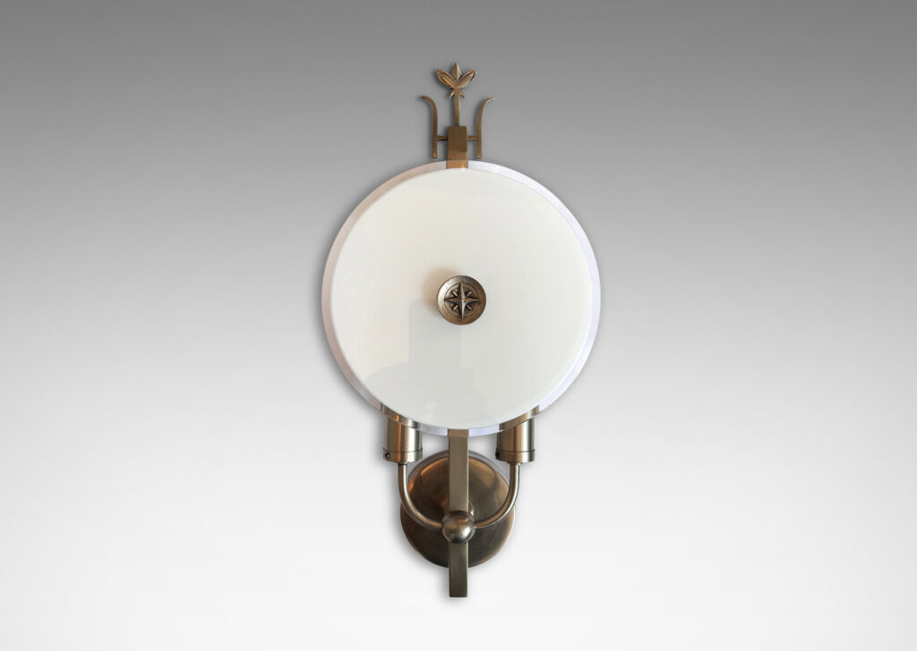 Gallery BAC simple double sockets with disk backplate and stylized foliate finials, with disk shades