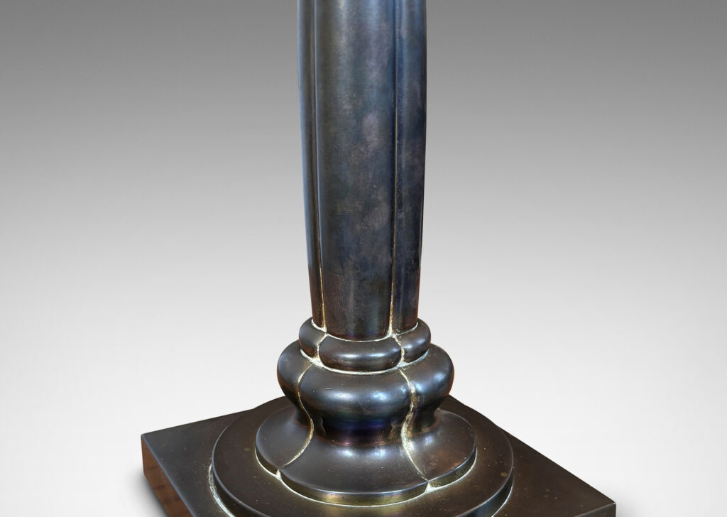 Gallery BAC having a lobed organically modeled stand on a square plinth