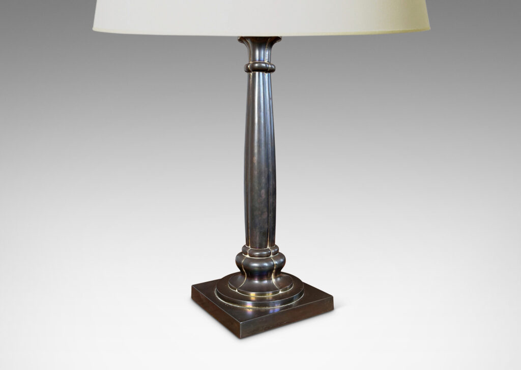 Gallery BAC having a lobed organically modeled stand on a square plinth