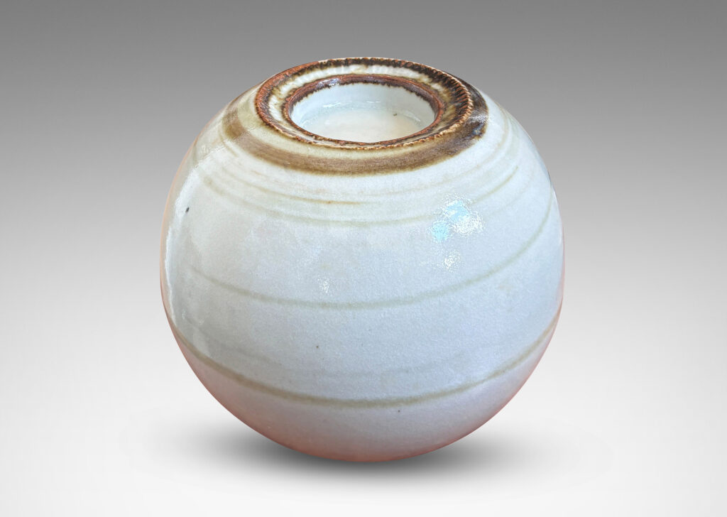 Gallery BAC globe form with wide mouth / holder articulated in brown against a pale gray glazing