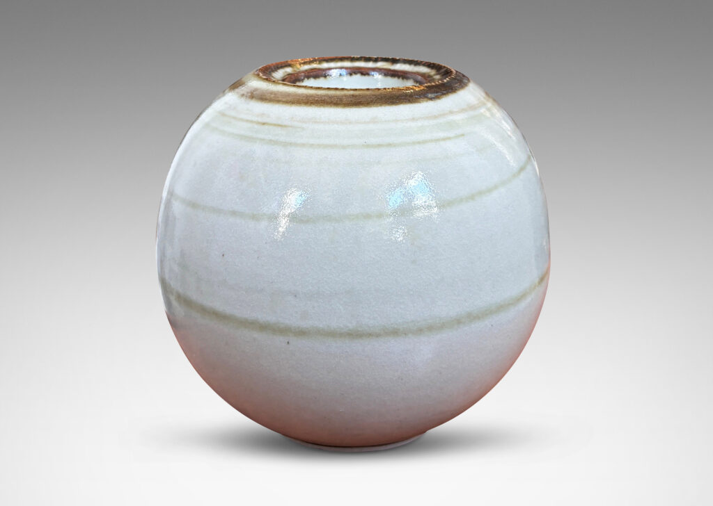 Gallery BAC globe form with wide mouth / holder articulated in brown against a pale gray glazing
