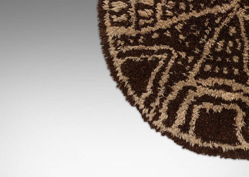 Gallery BAC round shape with graphic design in ivory and brown; wool