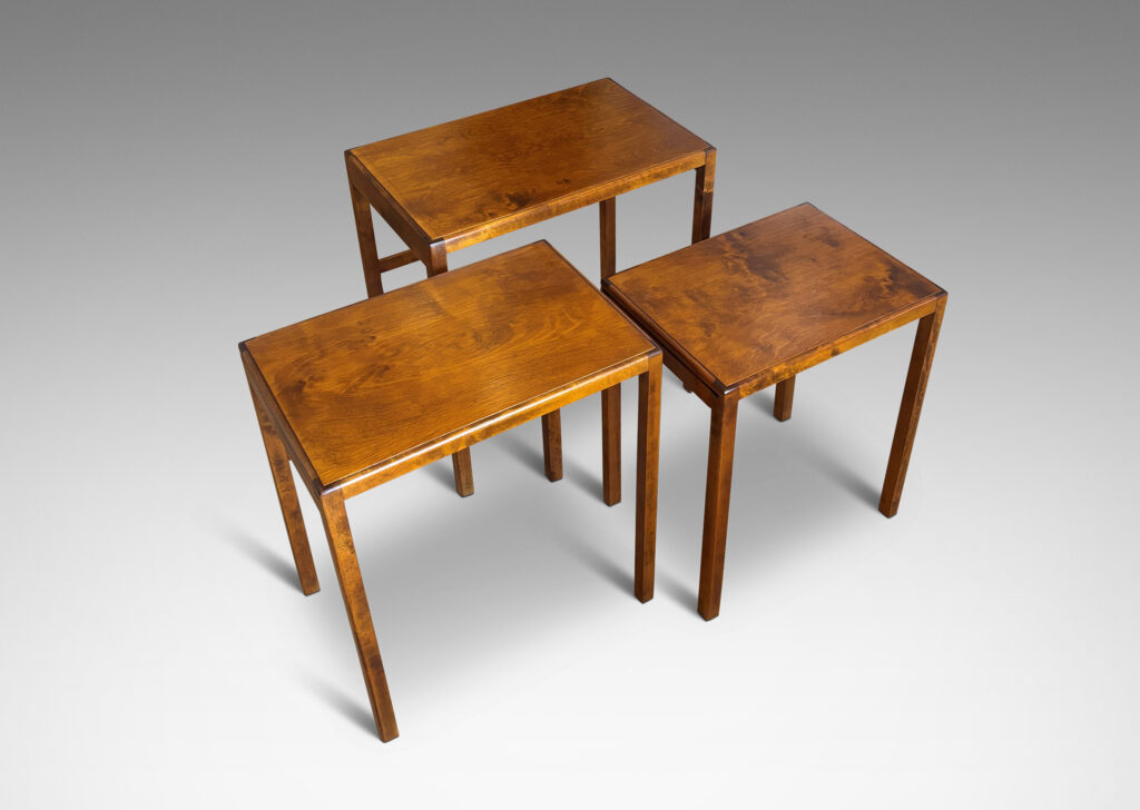 Gallery BAC ectangular tops and orthogonal legs, with a sliding track to hold the smaller tables