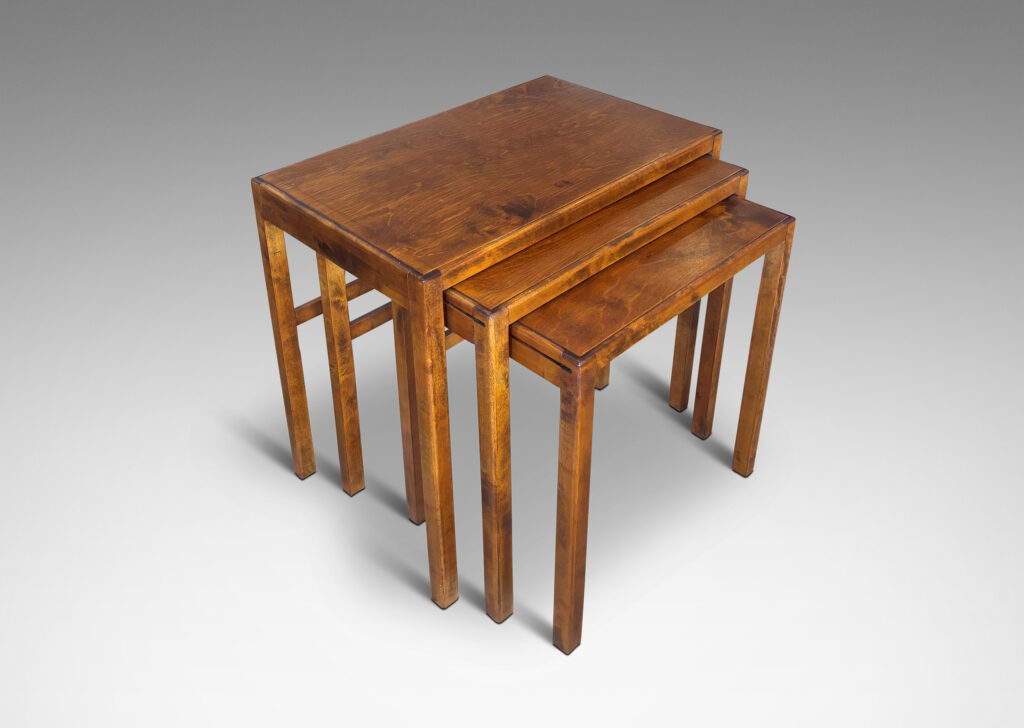 Gallery BAC ectangular tops and orthogonal legs, with a sliding track to hold the smaller tables