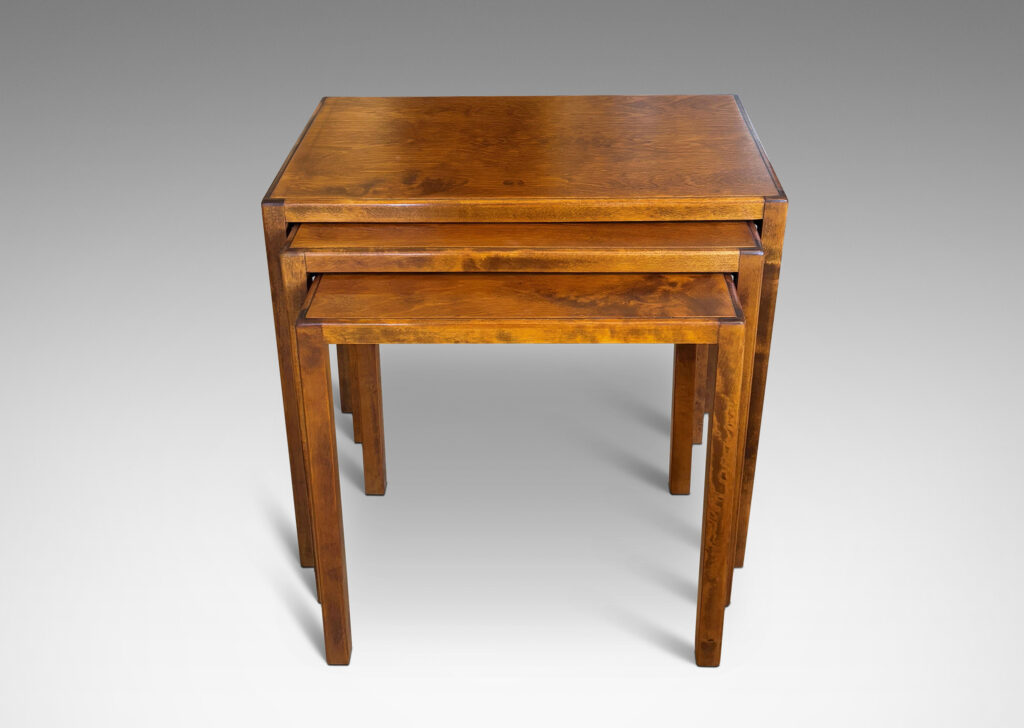 Gallery BAC ectangular tops and orthogonal legs, with a sliding track to hold the smaller tables