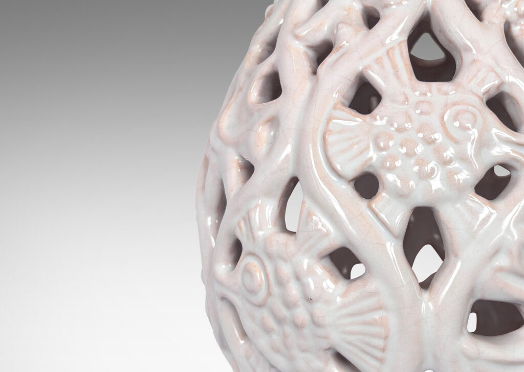 Gallery BAC drop form with openwork ogival pattern with reliefs of tropical fish, shells and flora, glazed in a shiny white