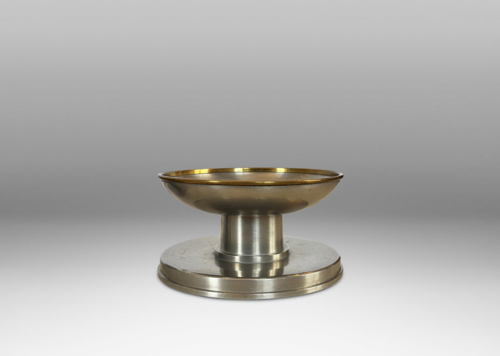 Gallery BAC muscular plinth bases, short stout stands and wide cup bobèches with contrasting edge detail