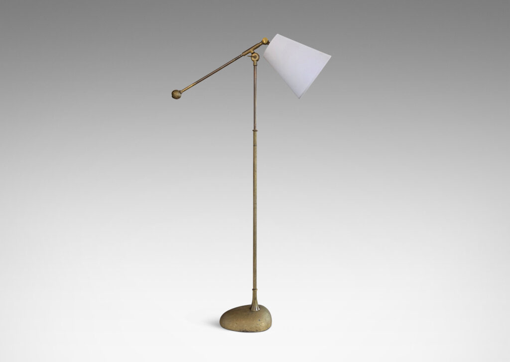 Gallery BAC slender stand on a half-ovoid base, with adjustable directional light; brass and cast iron