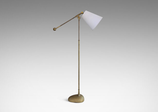 Gallery BAC slender stand on a half-ovoid base, with adjustable directional light; brass and cast iron