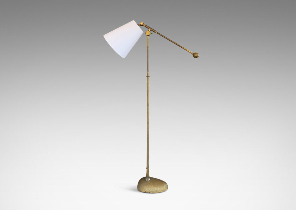 Gallery BAC slender stand on a half-ovoid base, with adjustable directional light; brass and cast iron