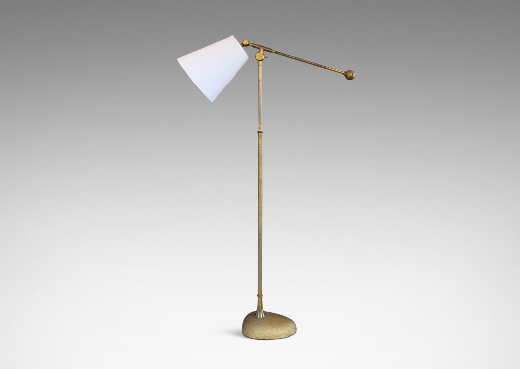 Gallery BAC slender stand on a half-ovoid base, with adjustable directional light; brass and cast iron