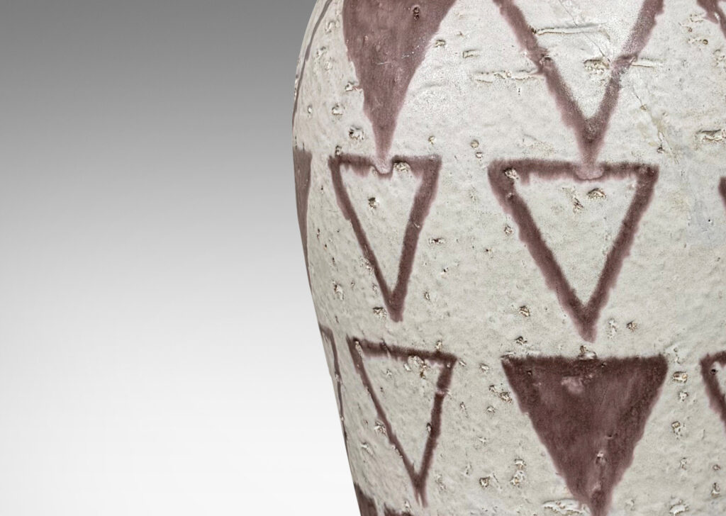 Gallery BAC oyster-white, with geometric ornaments in mocha brown
